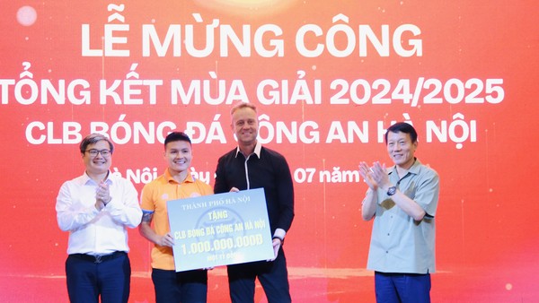 CLB Công an Hà Nội tưng bừng mừng công mùa giải 2024/25