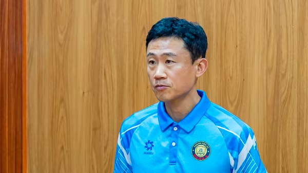 Trợ lý thầy Kim mất việc tại V-League sau 10 trận chỉ thắng 1