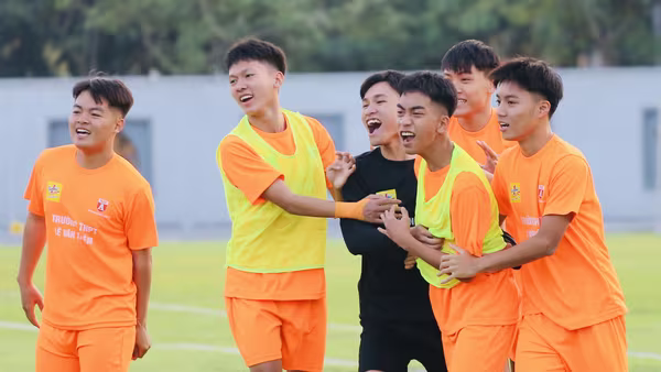 May mắn thuộc về THPT Lê Văn Thiêm ở màn luân lưu nghẹt thở