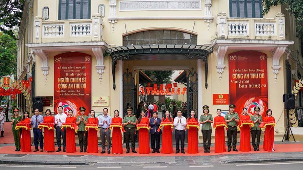 Trao giải cuộc thi ảnh "Hình tượng Người chiến sĩ Công an Thủ đô bản lĩnh, nhân văn, vì Nhân dân phục vụ” 