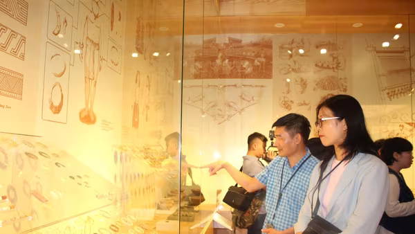 Trưng bày đồ trang sức, hiện vật tái hiện đời sống người Việt cổ tại khu di tích Vườn Chuối