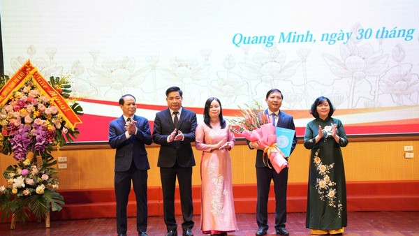 Lãnh đạo Thành ủy Hà Nội trao quyết định nhân sự tại 2 xã Quang Minh, Mê Linh và 2 phường Dương Nội, Hà Đông