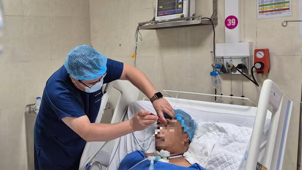 Gặp người bị tai nạn nghiêm trọng trên cầu Nhật Tân, Thứ trưởng Y tế mở đường đưa đến bệnh viện