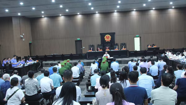 Tuyên án cựu Phó Chủ nhiệm Văn phòng Quốc hội và 28 bị cáo liên quan