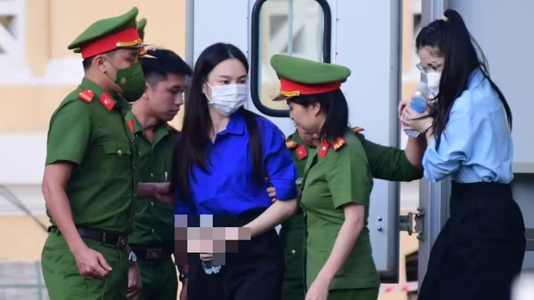 Hoa hậu Thùy Tiên và Quang Linh Vlog hầu tòa vì lừa dối khách hàng