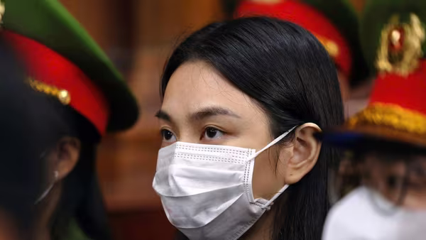 Lừa dối khách hàng, hoa hậu Thùy Tiên và Quang Linh Vlog cùng phải lĩnh án 2 năm tù