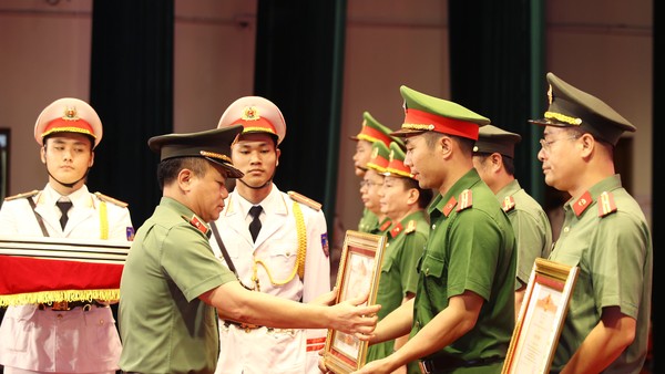 Nêu cao tinh thần trách nhiệm, đoàn kết khắc phục khó khăn, hoàn thành xuất sắc nhiệm vụ