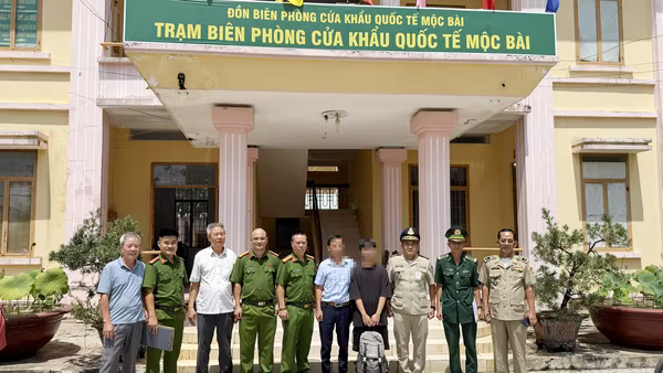 Công an phường Từ Liêm giải cứu thành công nam sinh bị lừa ‘bắt cóc online’ sang Campuchia