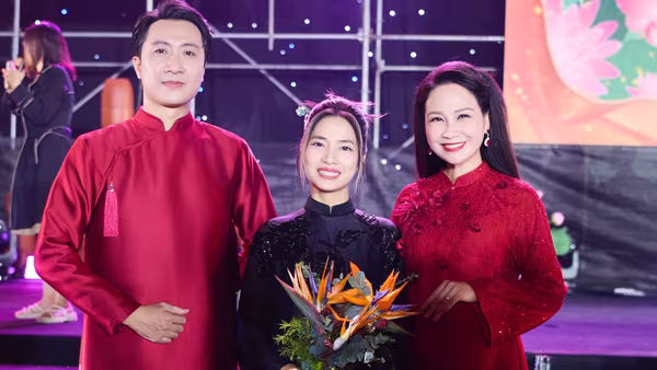 NTK Quyên Nguyễn gây ấn tượng với BST "Nguyệt lụa phồn hoa" 