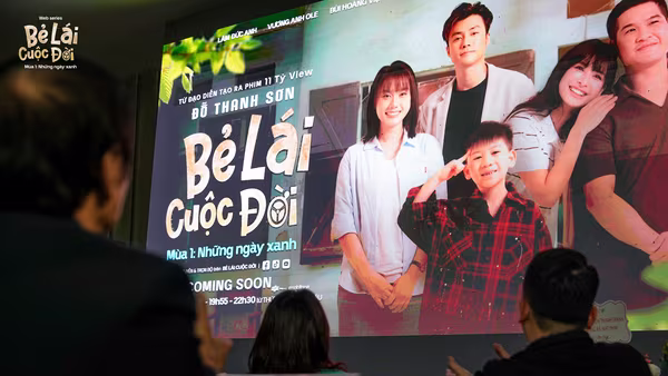 Đạo diễn "Đi giữa trời rực rỡ" làm phim "Bẻ lái cuộc đời" 