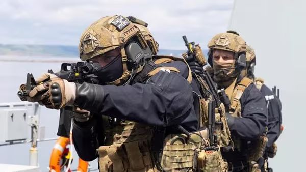 Đặc nhiệm Anh huấn luyện đổ bộ lên giàn khoan dầu khí