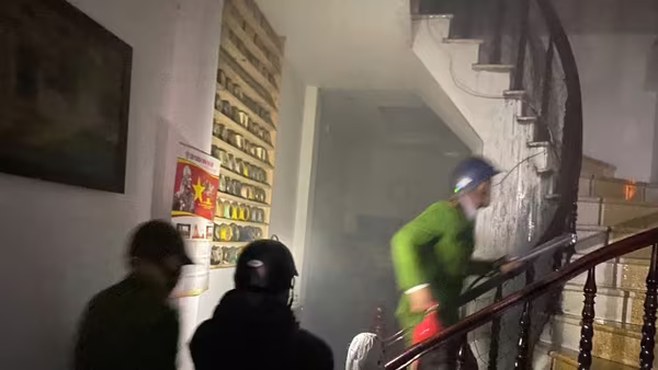 Hướng dẫn, cứu 7 người thoát nạn trong vụ cháy ở phường Vĩnh Hưng