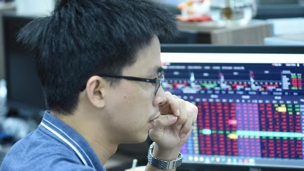 Chứng khoán “xanh vỏ, đỏ lòng”, cổ phiếu “họ" Vin kéo VN-Index vượt mốc 1.700 điểm