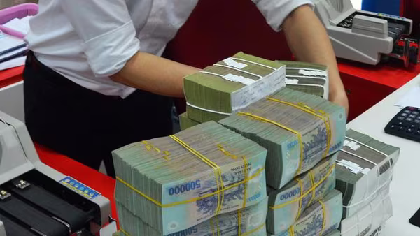 Tiền gửi lập đỉnh mới, nhiều ngân hàng vẫn “khát vốn”