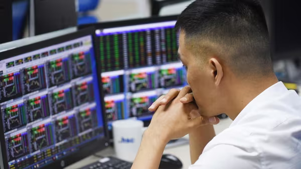 Chứng khoán “xanh vỏ, đỏ lòng”, VIC, VRE, VJC, TCB kéo VN-Index tăng vọt 17,57 điểm