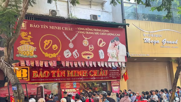 Sẵn sàng mua vàng cao hơn giá thế giới 35 triệu đồng/lượng, người Việt đang FOMO bất chấp?