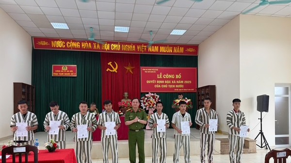 Sáng nay 1-5: 139 phạm nhân thi hánh án tại 2 trại tạm giam của CATP Hà Nội được đặc xá