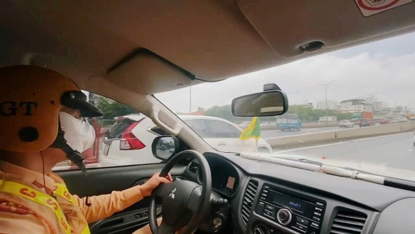 Cảnh sát giao thông Hà Nội phối hợp giúp đỡ người đàn ông vượt qua 'lằn ranh sinh tử'