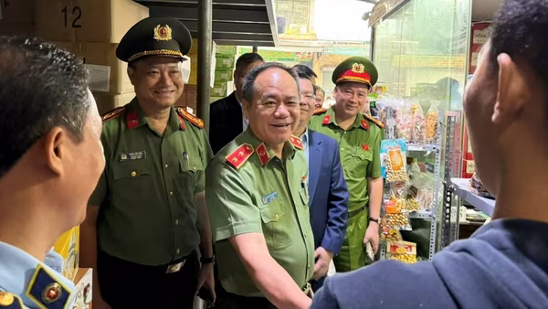 Giám đốc Công an Hà Nội kiểm tra, làm việc với các cơ sở sản xuất tại làng nghề La Phù 