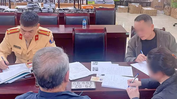 'Gánh' 2 lỗi xử phạt vì biển số xe 29D2-399.99