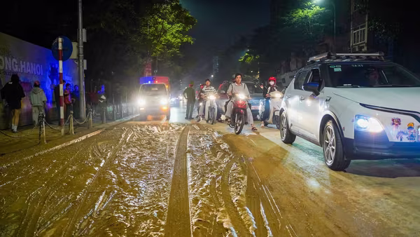 Lộ diện 'thủ phạm' làm rơi vãi bùn đất giữa đêm tối trên phố Tôn Đức Thắng