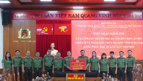 Công an Hà Nội luôn sát cánh, sẻ chia khó khăn cùng nhân dân và đồng đội tỉnh Đắk Lắk