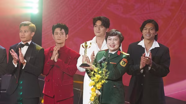 “Mưa đỏ” nhận “mưa” giải thưởng tại Liên hoan Phim Việt Nam lần thứ 24