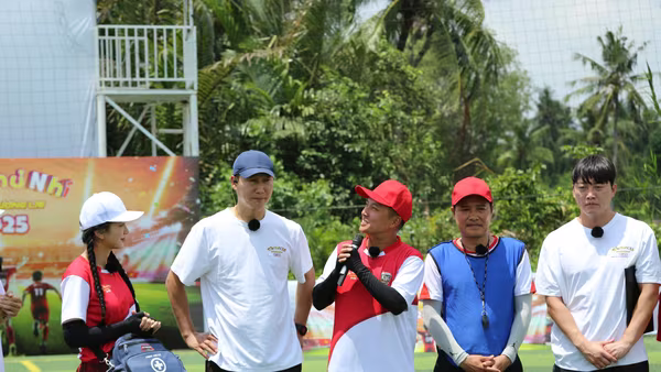HLV Kim Sang Sik xuất hiện tại "Cầu thủ nhí 2025" dù lịch trình bận rộn