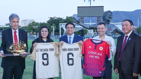 Thủ tướng Phạm Minh Chính tặng đội bóng hàng đầu Brazil áo đấu Công an Hà Nội FC