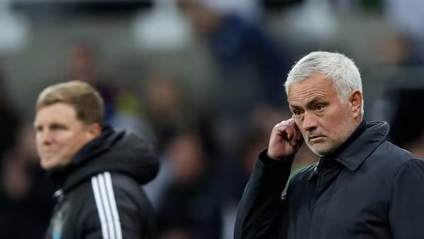 Mourinho và đêm ác mộng trên đất Anh