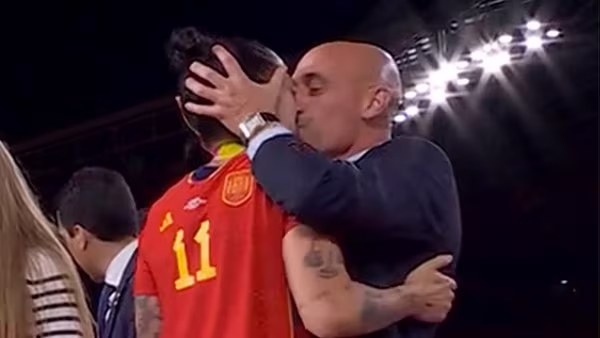 Cựu chủ tịch LĐBĐ Tây Ban Nha bị chú ruột ném trứng trên sân khấu