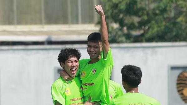 Chùm ảnh loạt trận 10h30 sáng 23-11