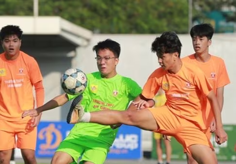 Nghẹt thở hạ trường Mỹ Đình, THPT Lomonoxop vào vòng 1/16