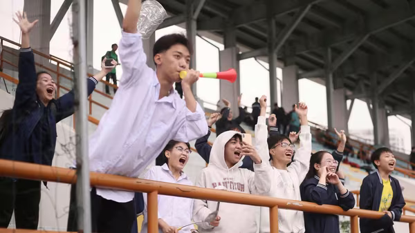 Sức nóng khán đài đẩy cảm xúc trận đấu lên đỉnh điểm