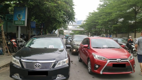 Phương tiện ùn ùn xếp hàng đi đăng kiểm, nguyên do vì đâu?