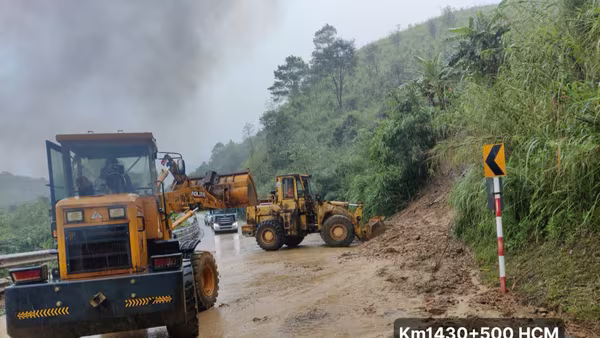 Đèo Lò Xo trên đường Hồ Chí Minh sạt lở nghiêm trọng, giao thông tê liệt