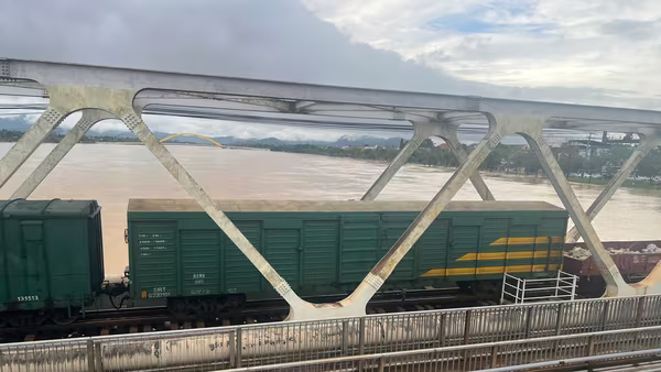 Nước lũ sông Hương dâng cao, đường sắt điều tàu giữ cầu Bạch Hổ và Dã Viên