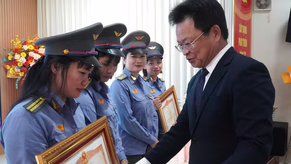 Bốn nữ nhân viên gác chắn dũng cảm cứu người được Thủ tướng tặng Bằng khen