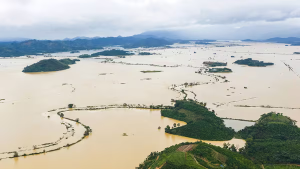 Mưa lớn còn tiếp diễn ở Trung bộ, nước lũ nhiều sông vẫn trên báo động 3