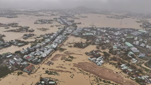 Đi tìm nguyên nhân khiến mưa lũ liên tiếp phá kỷ lục ở Trung bộ