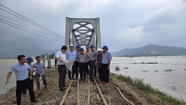 Thông tàu Bắc- Nam qua Trung bộ sau gần 10 ngày tê liệt do mưa bão