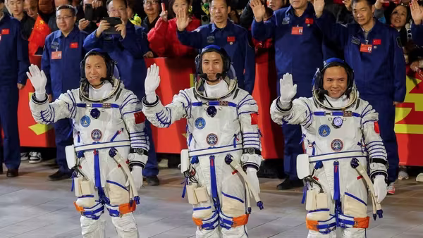 Phi hành gia trẻ nhất Trung Quốc bay vào vũ trụ