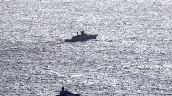 Hải quân Anh chặn tàu hộ tống và tàu chở dầu của Nga ở eo biển Manche