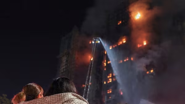 Nhân chứng kể lại khoảnh khắc ‘biển lửa’ bao trùm nhiều tòa chung cư ở Hồng Kông