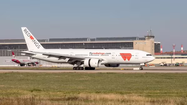 Máy bay chở 425 người khởi hành từ Nga bị cháy động cơ 