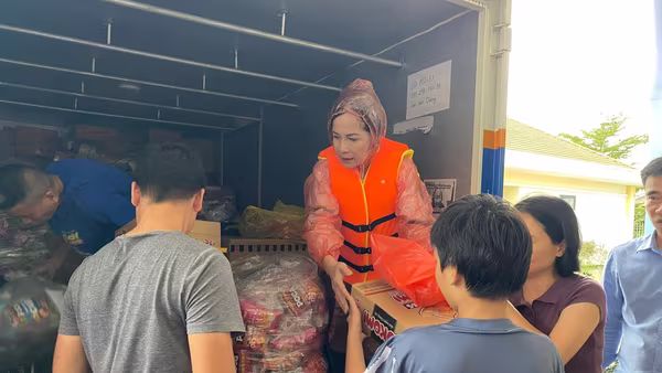 Hành trình vượt lũ mang yêu thương đến với bà con Huế