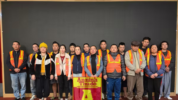 Cảnh sát hình sự Hà Nội "đánh úp", bắt 20 đối tượng đánh bạc trên sông lúc rạng sáng