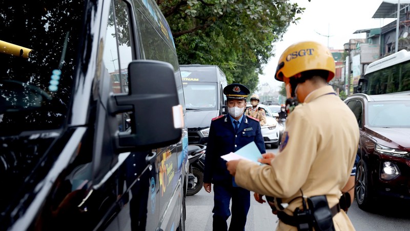 Hàng loạt xe Limousine bị xử phạt tại quận 'lõi' ở Hà Nội