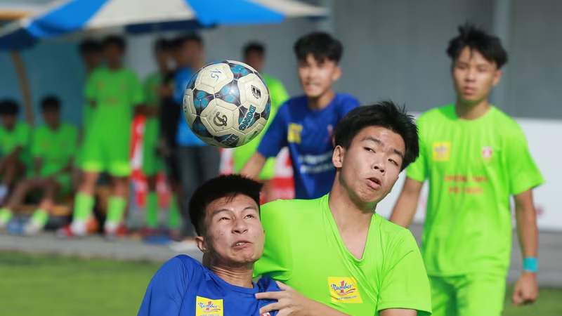 Chùm ảnh loạt trận 13h30 ngày 12-11