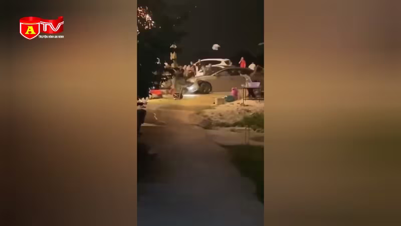 Vì sao ô tô “điên” lao vào đám đông giữa đêm, khiến 10 người bị tạm giữ?